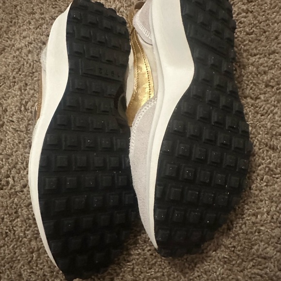 Nike Women's Nike Waffle Debut Sneakers in White and Gold Size 8.5 EUC - Picture 8 of 8